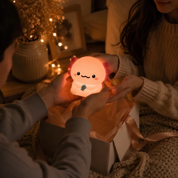 Darcek pre dievca — axolotl lampa vybrata z darcekoveho balenia Blumy