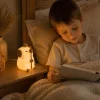 Lampa pre tinedzera — kapybara nocna lampa pri citani knihy Blumy