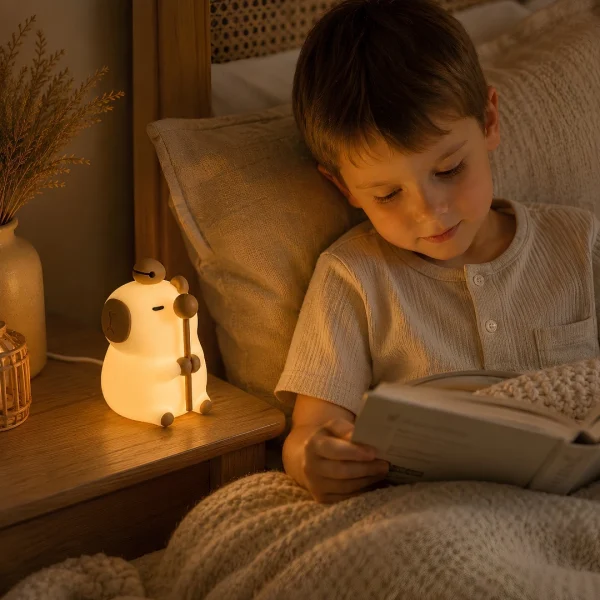 Lampa pre tinedzera — kapybara nocna lampa pri citani knihy Blumy