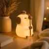Kapybara nocna lampa na nocnom stoliku — kniha Kinfolk lifestyle Blumy
