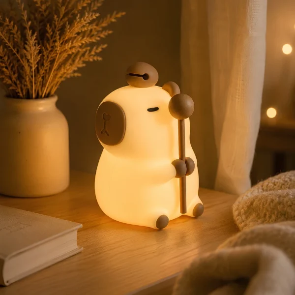 Kapybara nocna lampa na nocnom stoliku — kniha Kinfolk lifestyle Blumy