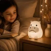 Nocna lampa pre chlapca Hrosik — citanie knihy v detskej izbe Blumy